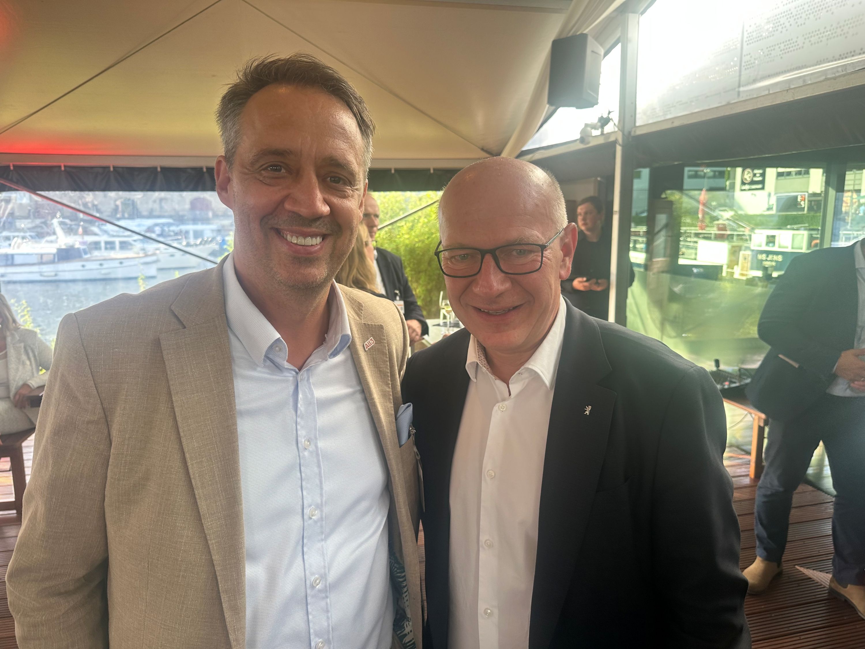 Wulf von Borzyskowski, CEO All3 Construction Germany, mit Berlins Regierendem Bürgermeister Kai Wegner beim Parlamentarischen Abend des BBU 2026 im Tempelhofer Hafen | BERLINboxx